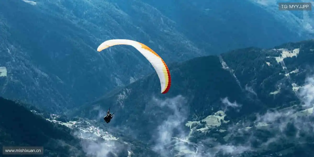 📱边看边聊，与全球球迷共享精彩时刻！💬